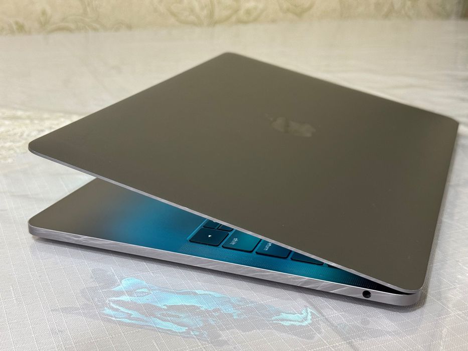 Apple MacBook Pro 2017 Space Gray 13 inch intel core i7