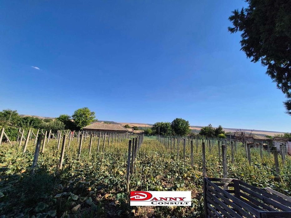 Къща с 5800 кв.м. двор в с. Климентово, обл. В.Търново