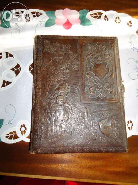 Старинен албум за снимки с кожени корици