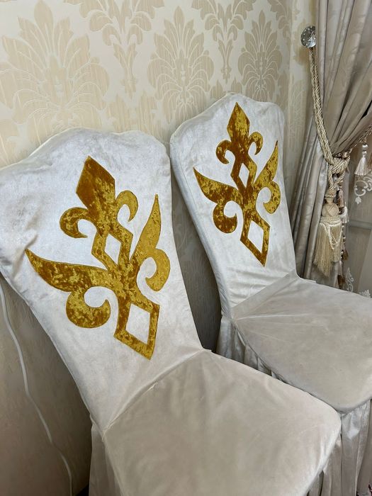 Срочно! Стол и стулья для зала