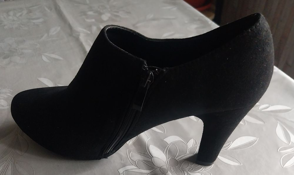 Велурени боти с ток