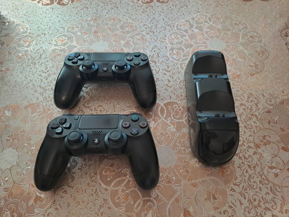 Pachet PlayStation 4 500GB + 2 Manete Originale + Cameră PS4 + Dock Încărcare + 8 Jocuri