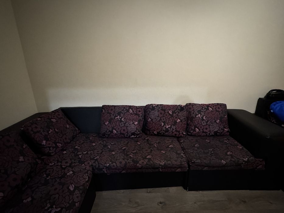 Ъглов разтегателен диван + 2 бр. табуретки