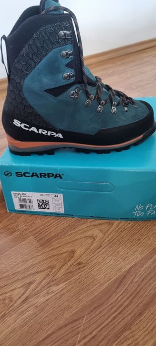 Vând bocanci scarpa