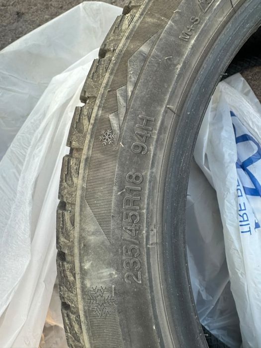 Продам зимние шины размер 235/45/18