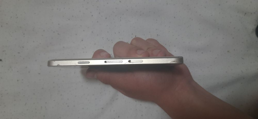 Telefon sotiladi samsung a3 narxi 180.000 yana kelishiladi