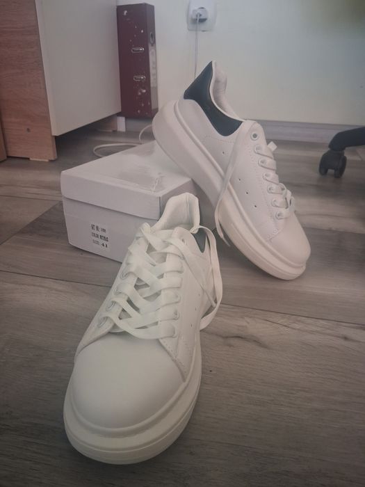 Vând adidași unisex.
