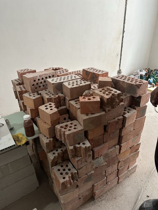 Красный кирпич продается