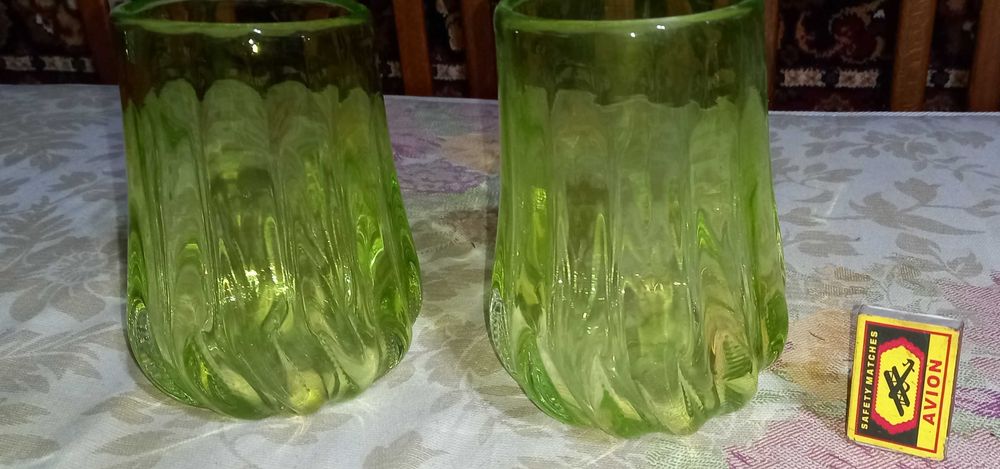 Продам парные вазы из уранового стекла