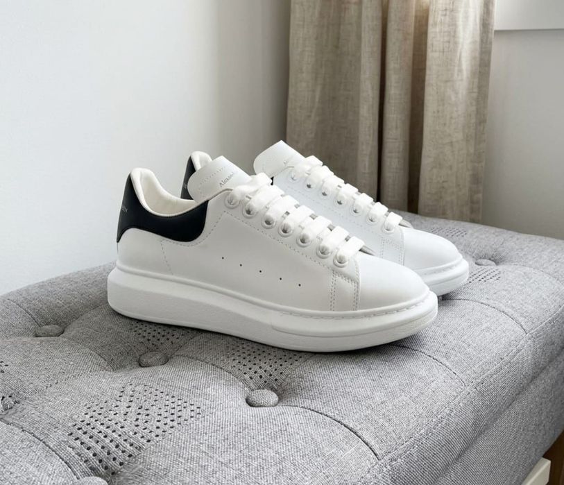 Alexander McQueen - sneakers albi cu negru,

mărimea 42