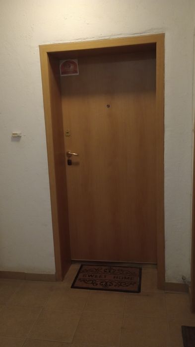 Блиндирана входна врата с винкелова конструкция и ПДЧ каса. Транспорта трябва да е камионче.