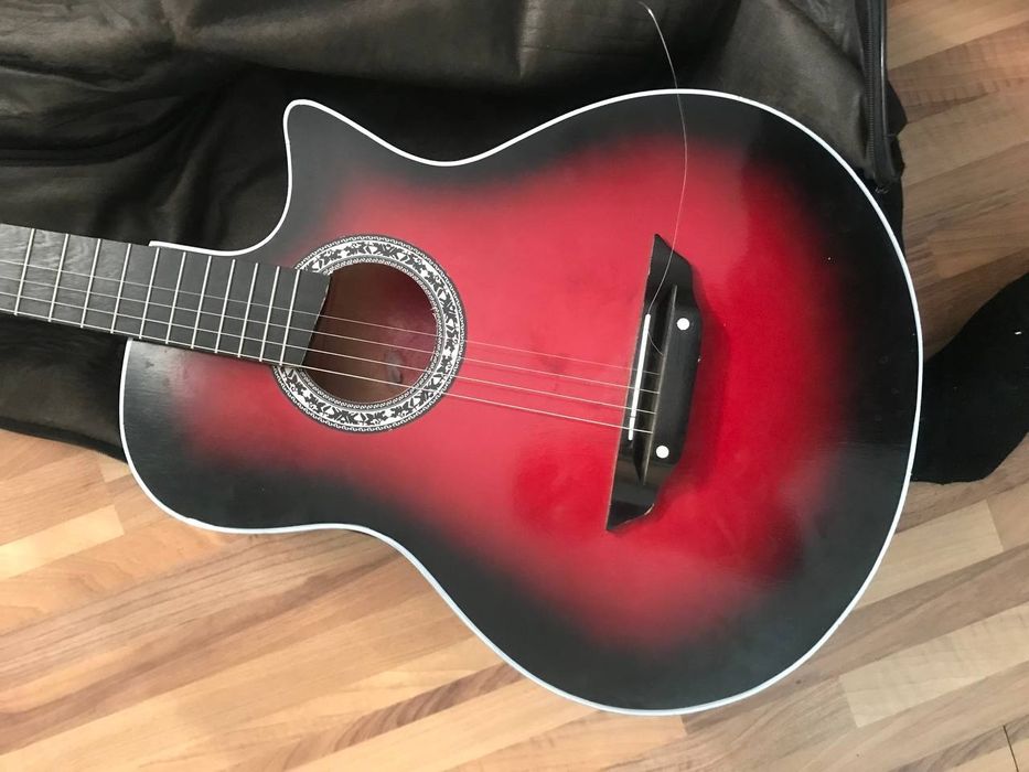 Gitara xolati zo'r 2ta simi uzilgan alishtirsa bo'ladi kurib olasiz