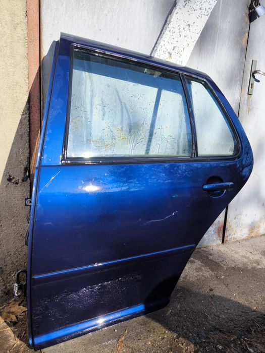 Продавам лява задна врата  напълно,оборудвана за golf 4 2.3 v5хечбек