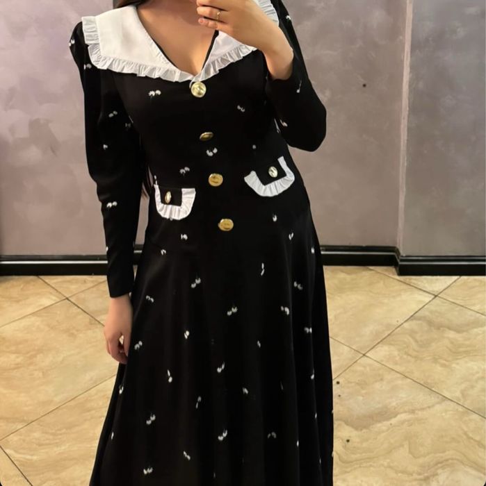 Платье с акцентным воротником