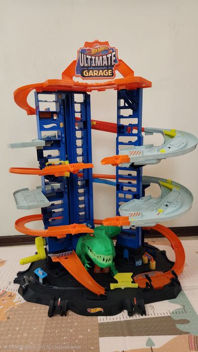 Hot Wheels - Игрален комплект МЕГА гараж +33 колички и 1 камион влекач