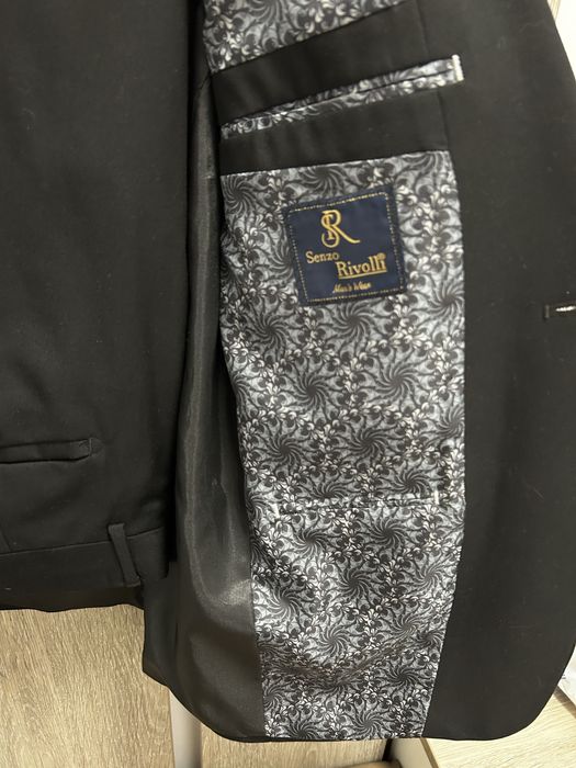 Costum barbati aproape nou