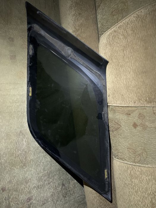 Продам заднию боковое стекло