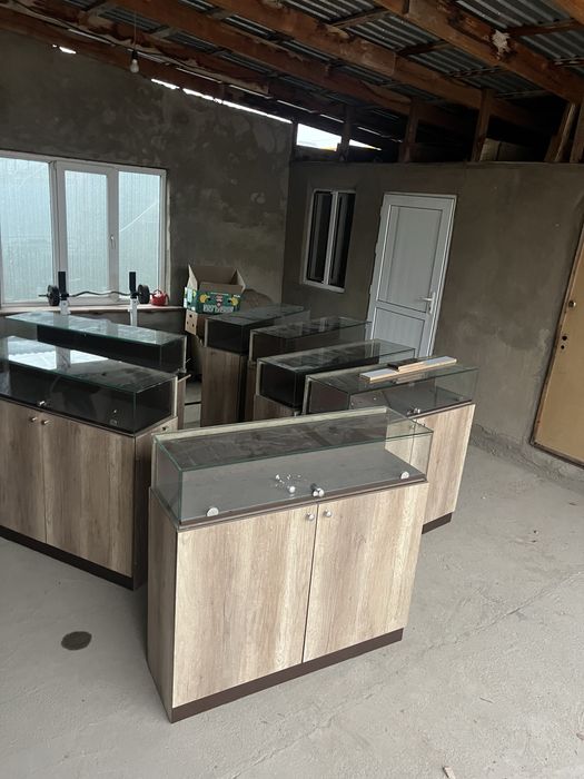 Витрина -шкаф состояние отличное много не пользовались