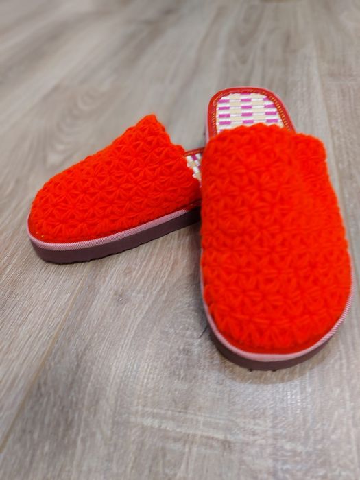 Домашняя обувь ручной вязки.