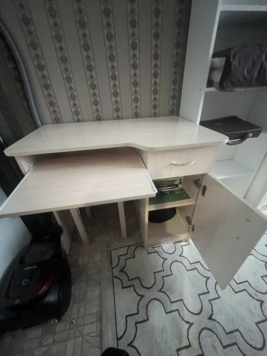 Рабочик стол в хорошем состоянии