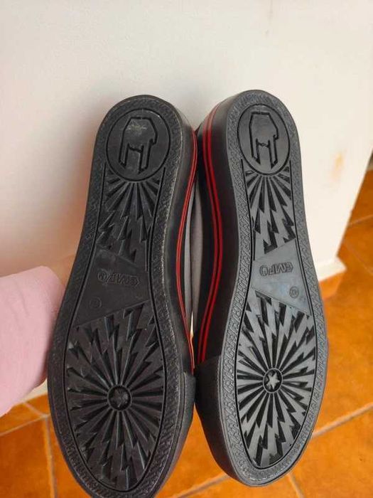 Sneakers gri/negru EMP Five Finger Death Punch mărimea 42