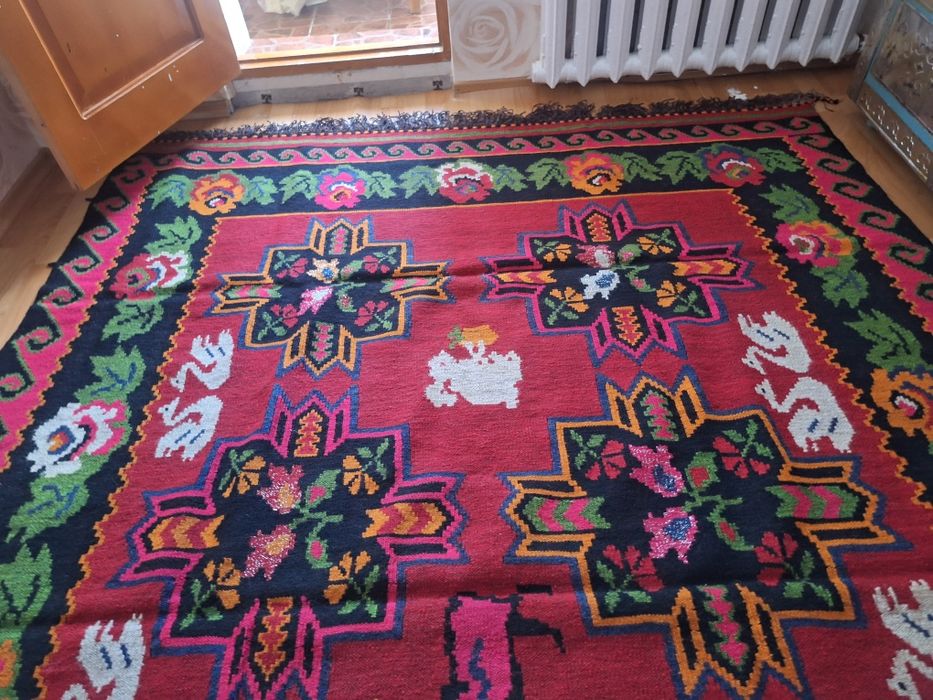 Қолдың тақыр кілемі сатылады.