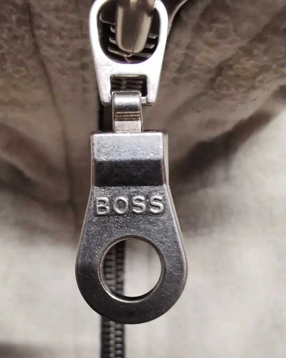 Vând polar HUGO BOSS mărime M