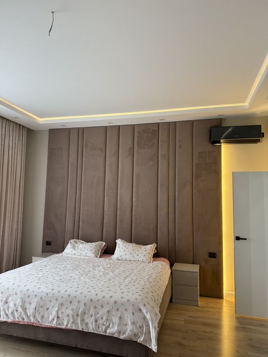 Кровать со стеновой панелью