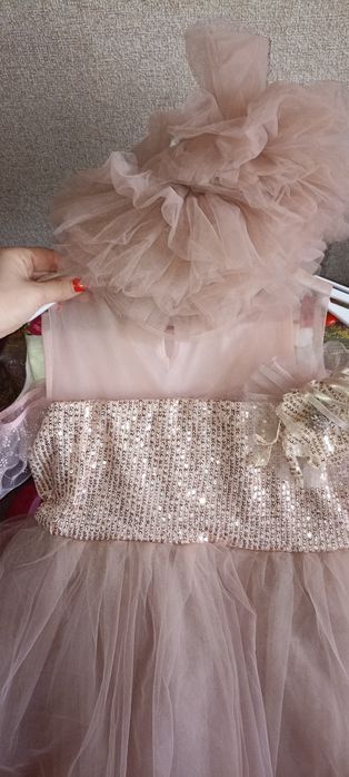 Набор  нарядных платьев девочке