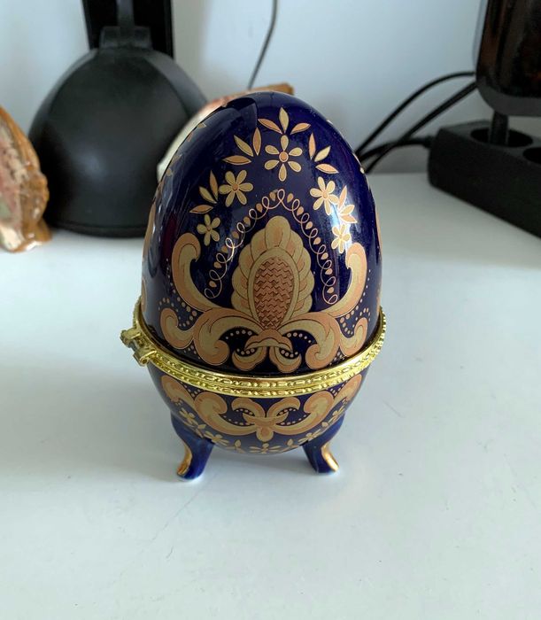 Ou decorativ tip Fabergé din porțelan cobalt cu suport cutie originală