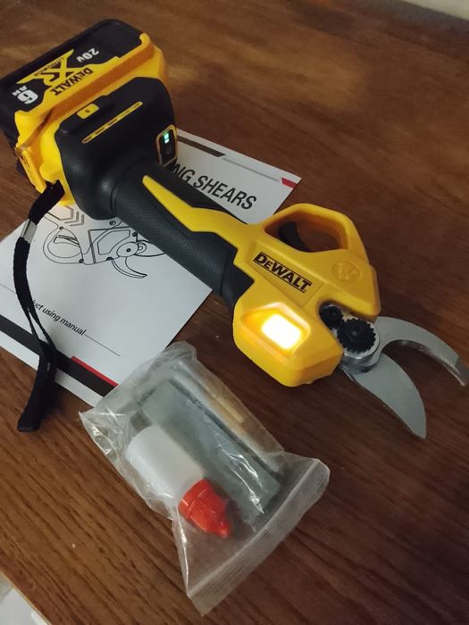 Foarfeca de grădinărit DeWalt cu o baterie de 6A