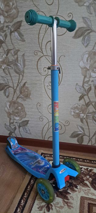 Продам детский самокат Frozen