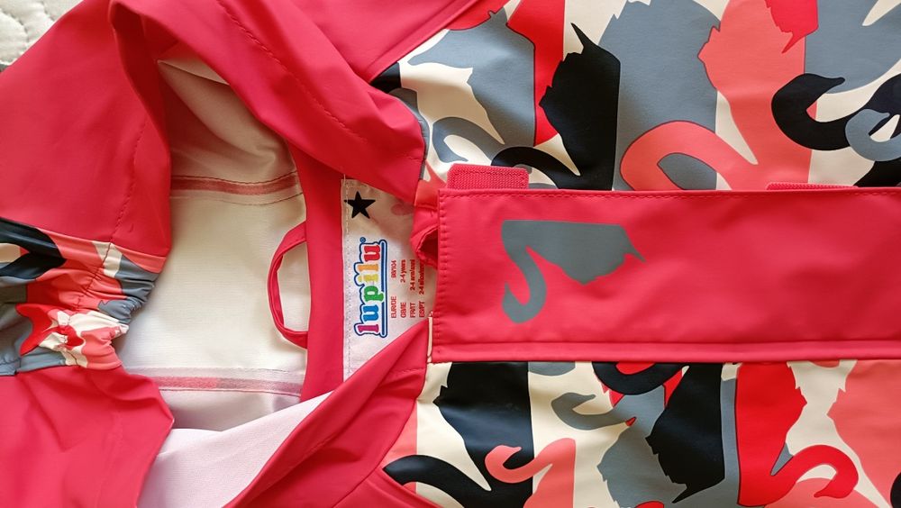 Hainute de toamna fetiță