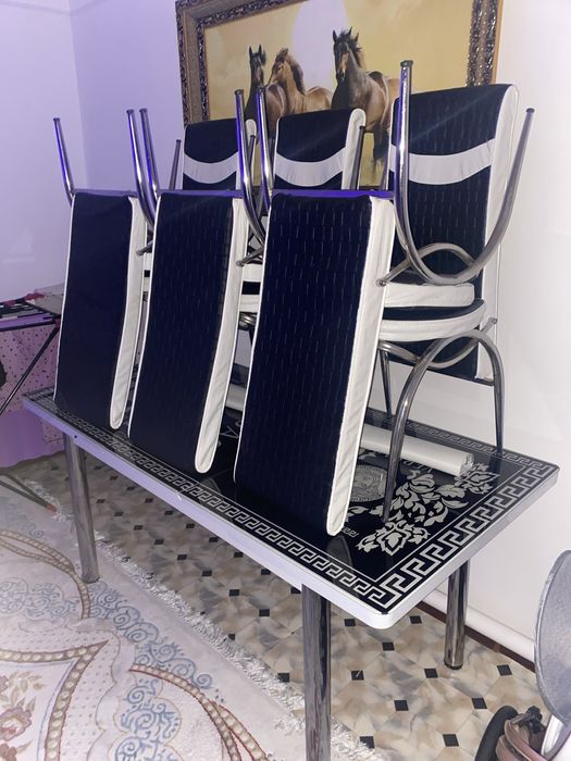 Стол и стулья кухонная