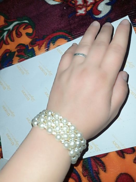 Bilak uzuk va soch uchun taqinchoq.