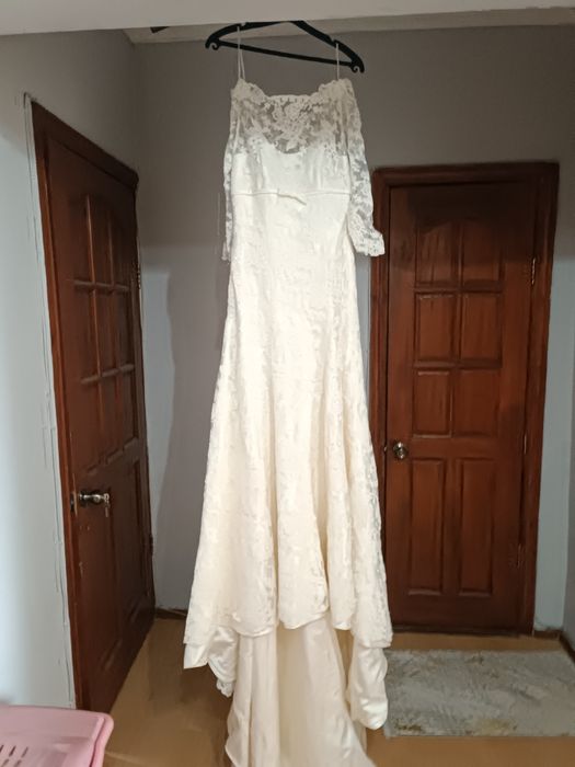 Свадебное платье и платье для подруги оба вместе