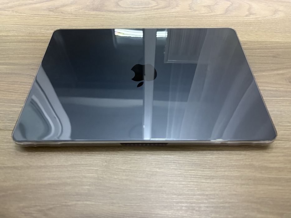 Продам MacBook air 13 M2 2022 года