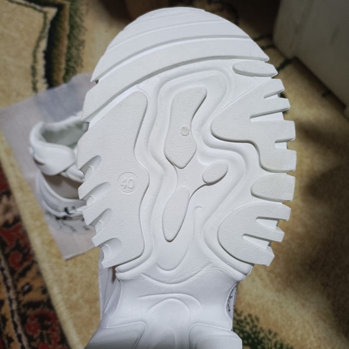 Кроссовка белого цвета