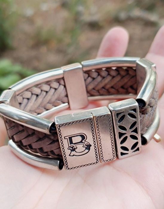 Veche bratara cu ornamente placate cu argint, copii