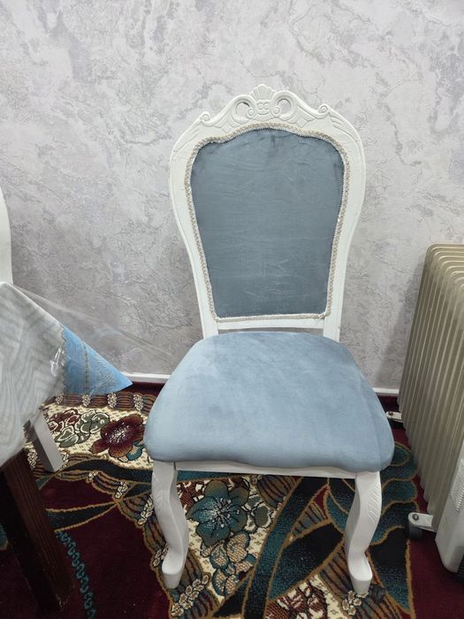 Хитойда ишлаб чикилган стул ва стол сотилади