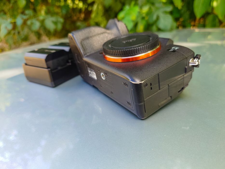 Sony a7IV фотоапарат, с батерии и зарядни