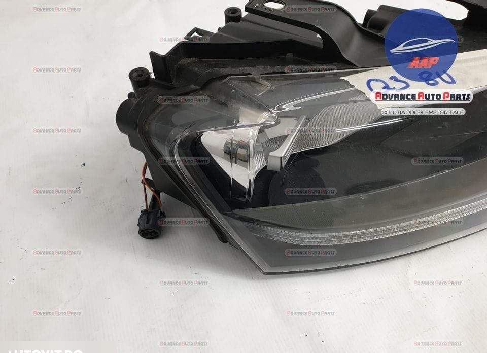 Фар дясно - оригинален халогенен, в добро състояние Ауди / Audi Q3 8U