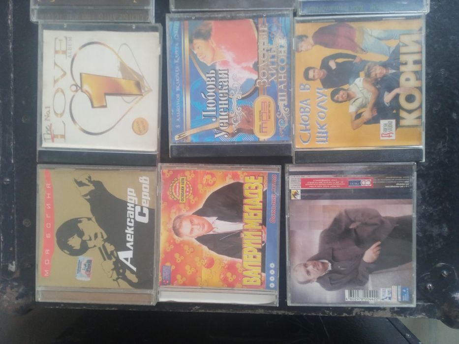 Видео кассеты и диски с фильмами