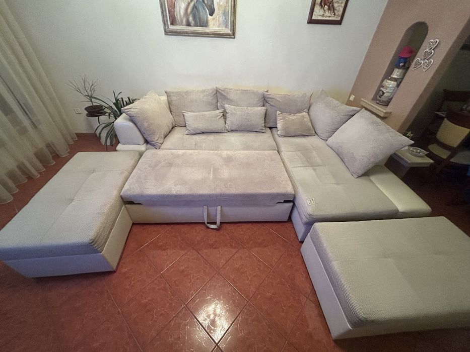 Диван с две табуретки