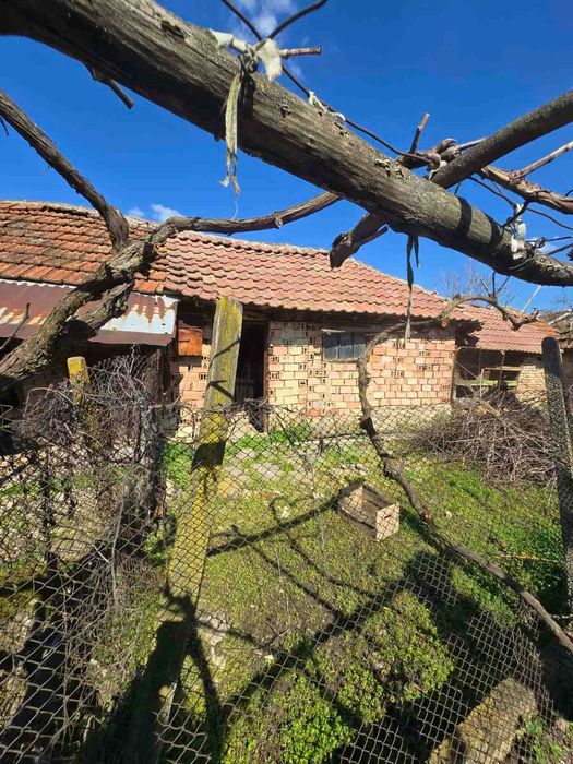 Продава се имот в с. Староселци, обл. Плевен 1 декар двор, две къщи, лятна кухня и селскостопански постройки