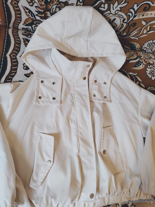 продам куртку, белую, с капюшоном, застёжки работают, состояние б/у