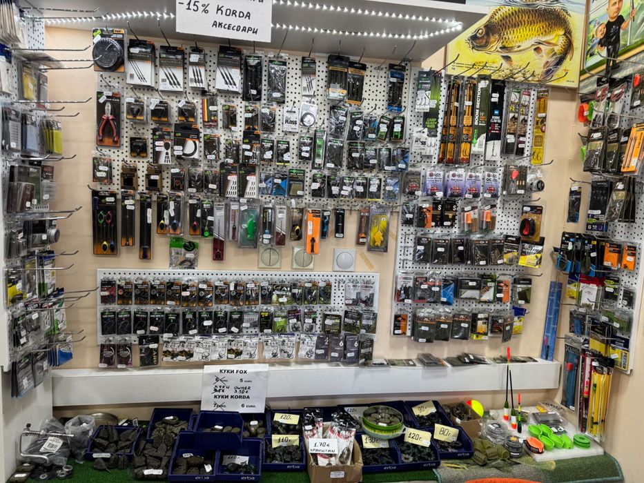 Стока и стелажи от риболовен магазин.