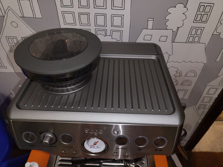 Полупрофесионална кафемашина с кафемелачка SAGE Barista Express