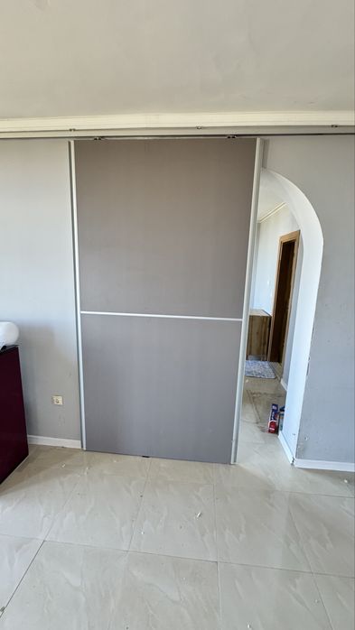 Интериорна плъзгаща врата.