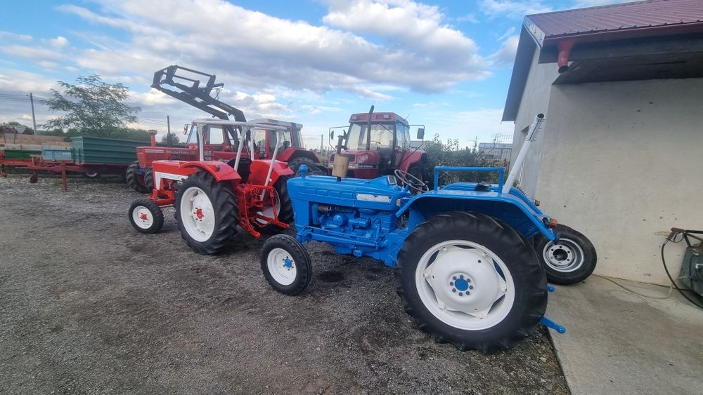 International 423 , ford 2000